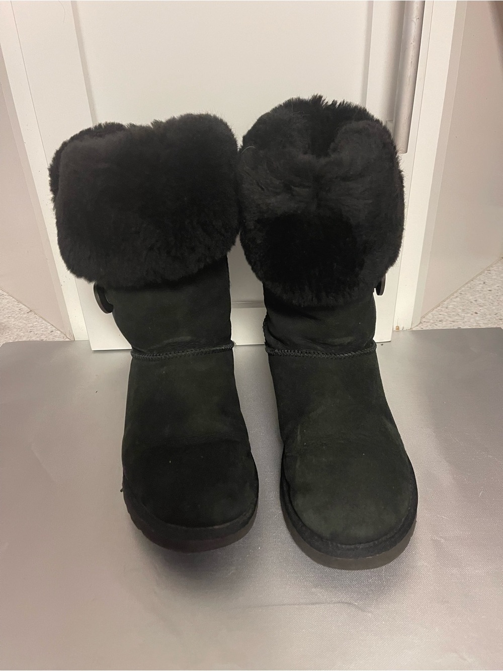 UGG Bailey Button II Black Sheepskin Suede Winter Boots Sz 8 VGC